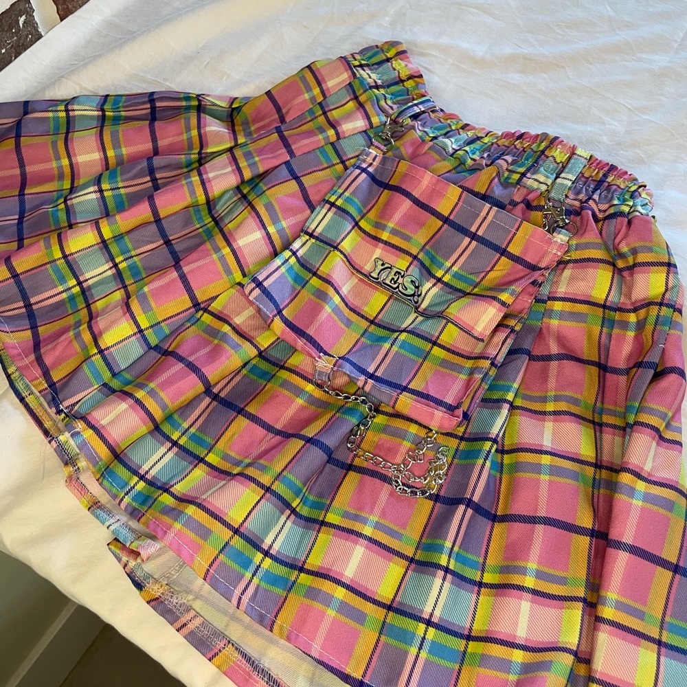 🔴 Colorful Plaid Skirt with Chain Detail Size Small